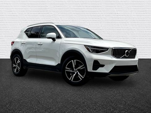 Used 2024 Volvo XC40 B5 Core AWD/4WD image 3
