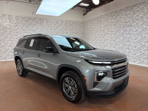 Used 2024 Chevrolet Traverse LT w/ Trailering Package image 1