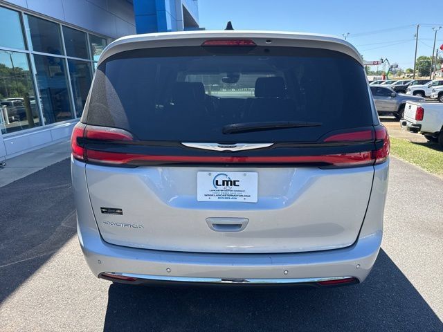 Used 2024 Chrysler Pacifica Touring-L FWD image 5
