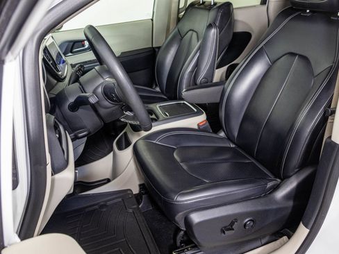 Used 2023 Chrysler Pacifica Touring-L FWD image 21