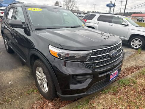 Used 2022 Ford Explorer XLT image 2