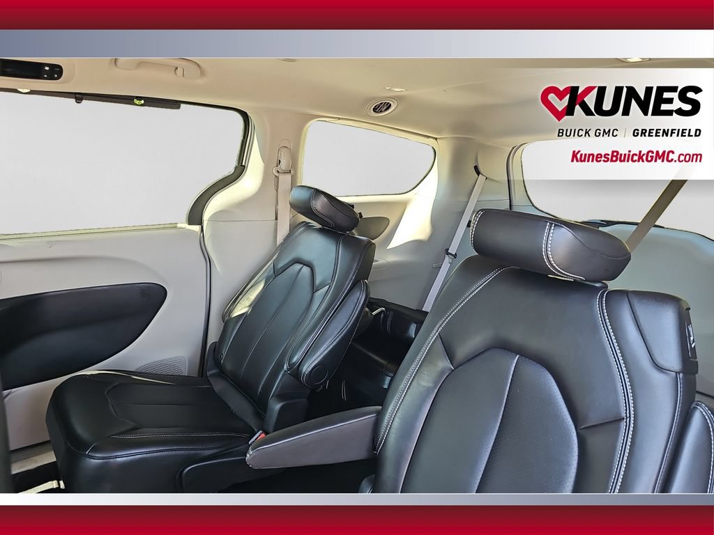 Used 2024 Chrysler Pacifica Touring-L FWD image 15