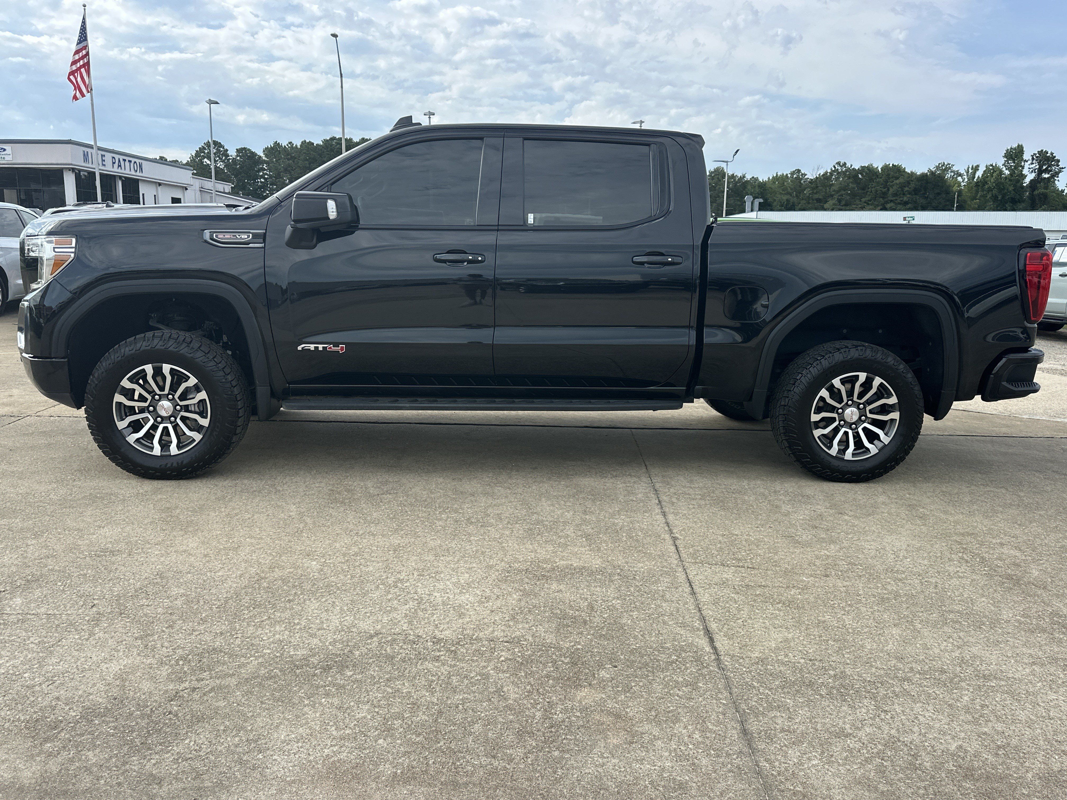 Certified 2022 GMC Sierra 1500 AT4 w/ AT4 Premium Package AWD/4WD image 9