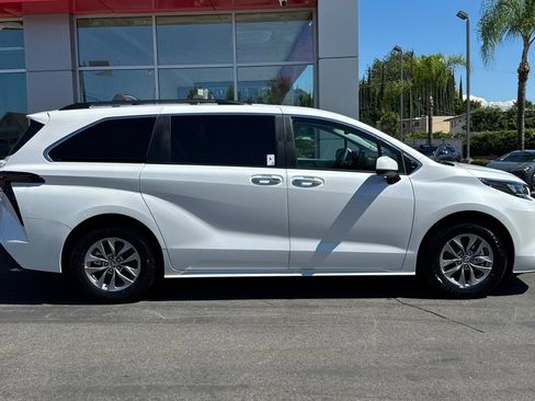 Used 2026 Toyota Sienna XLE FWD image 4