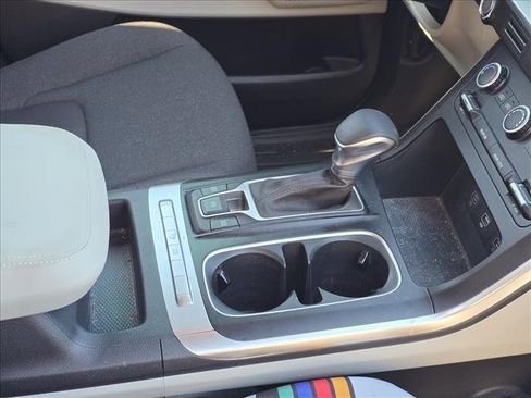 Used 2024 Kia Carnival LX image 9