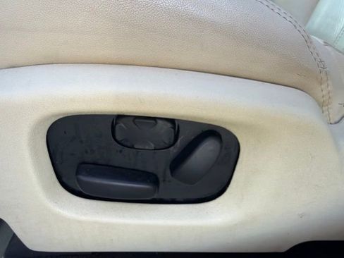 Used 2013 Lincoln MKS AWD image 22