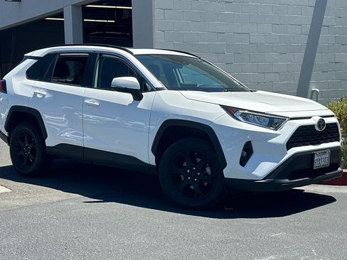 Used 2021 Toyota RAV4 XLE w/ Convenience Package FWD image 2