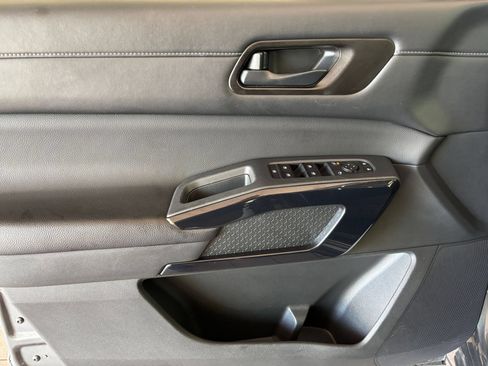 Used 2025 Nissan Pathfinder SV FWD image 18