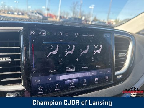 Used 2024 Chrysler Pacifica Touring-L image 37