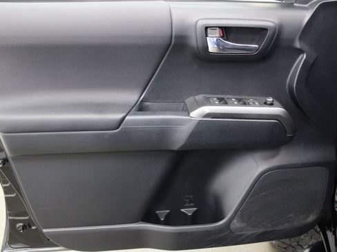 Used 2016 Toyota Tacoma TRD Sport w/ Premium & Technology Package image 13