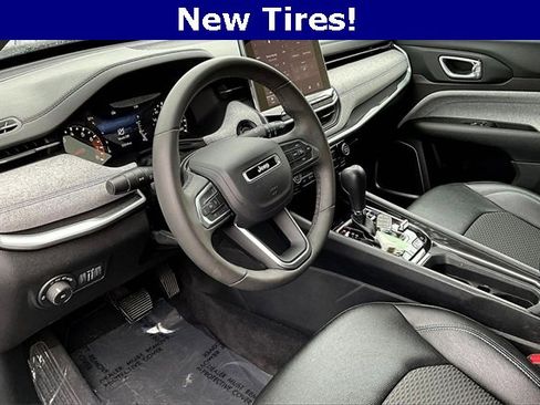 Used 2024 Jeep Compass Latitude image 17