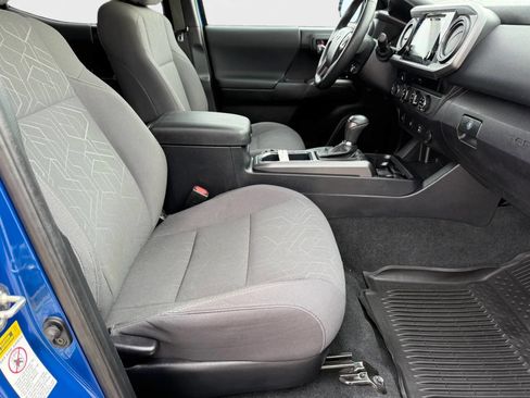 Used 2017 Toyota Tacoma TRD Sport image 10