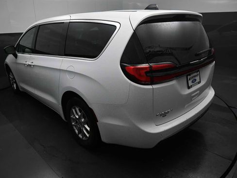 Used 2024 Chrysler Pacifica Touring-L FWD image 14
