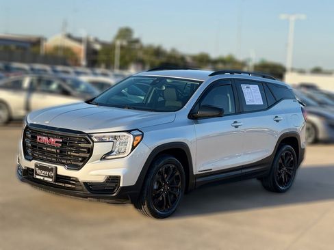 Used 2022 GMC Terrain SLE w/ Driver Convenience Package FWD image 3