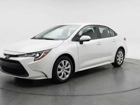 Used 2025 Toyota Corolla LE image 2
