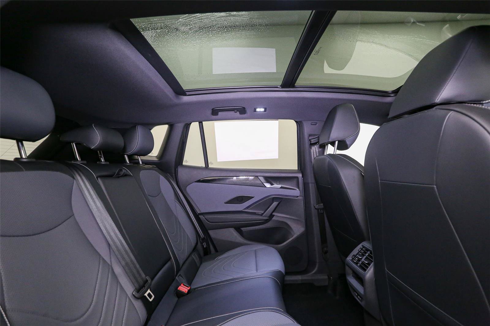 New 2026 Volkswagen Tiguan SE R-Line AWD/4WD image 19