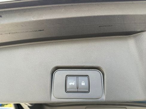 Used 2025 Nissan Rogue SV image 12