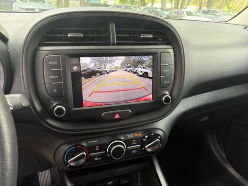 Used 2025 Kia Soul LX w/ LX Technology Package FWD image 17