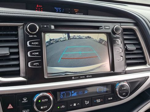 Used 2017 Toyota Highlander Plus AWD/4WD image 19
