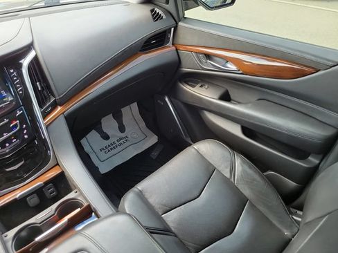 Used 2020 Cadillac Escalade Luxury AWD/4WD image 18
