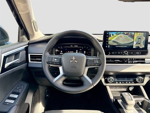 New 2025 Mitsubishi Outlander SE image 24