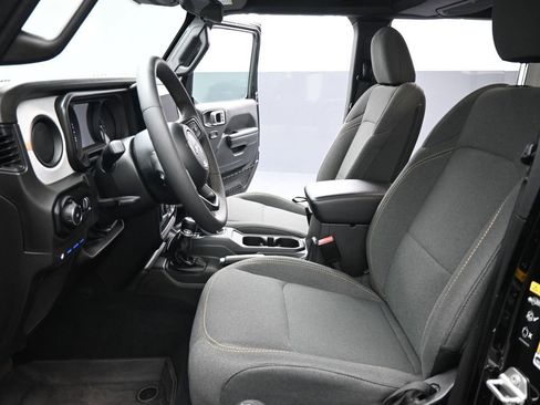 Used 2024 Jeep Wrangler Unlimited image 10