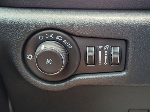 Used 2025 Chrysler Pacifica Select FWD image 26