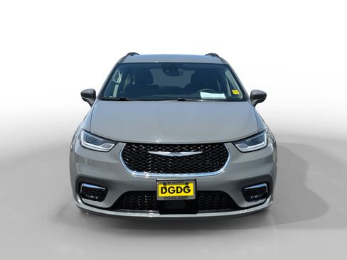 Used 2022 Chrysler Pacifica Touring-L FWD image 8