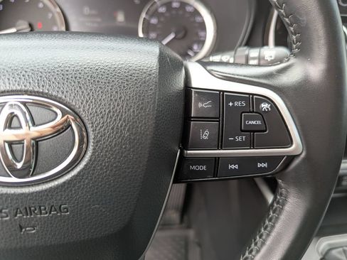 Used 2024 Toyota Highlander LE AWD/4WD image 17