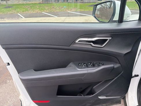 Used 2025 Kia Sportage LX image 10