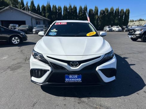 Used 2021 Toyota Camry SE FWD image 2