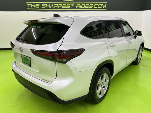 Used 2024 Toyota Highlander LE AWD/4WD image 10