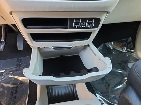 Used 2022 Chrysler Voyager LX FWD image 16
