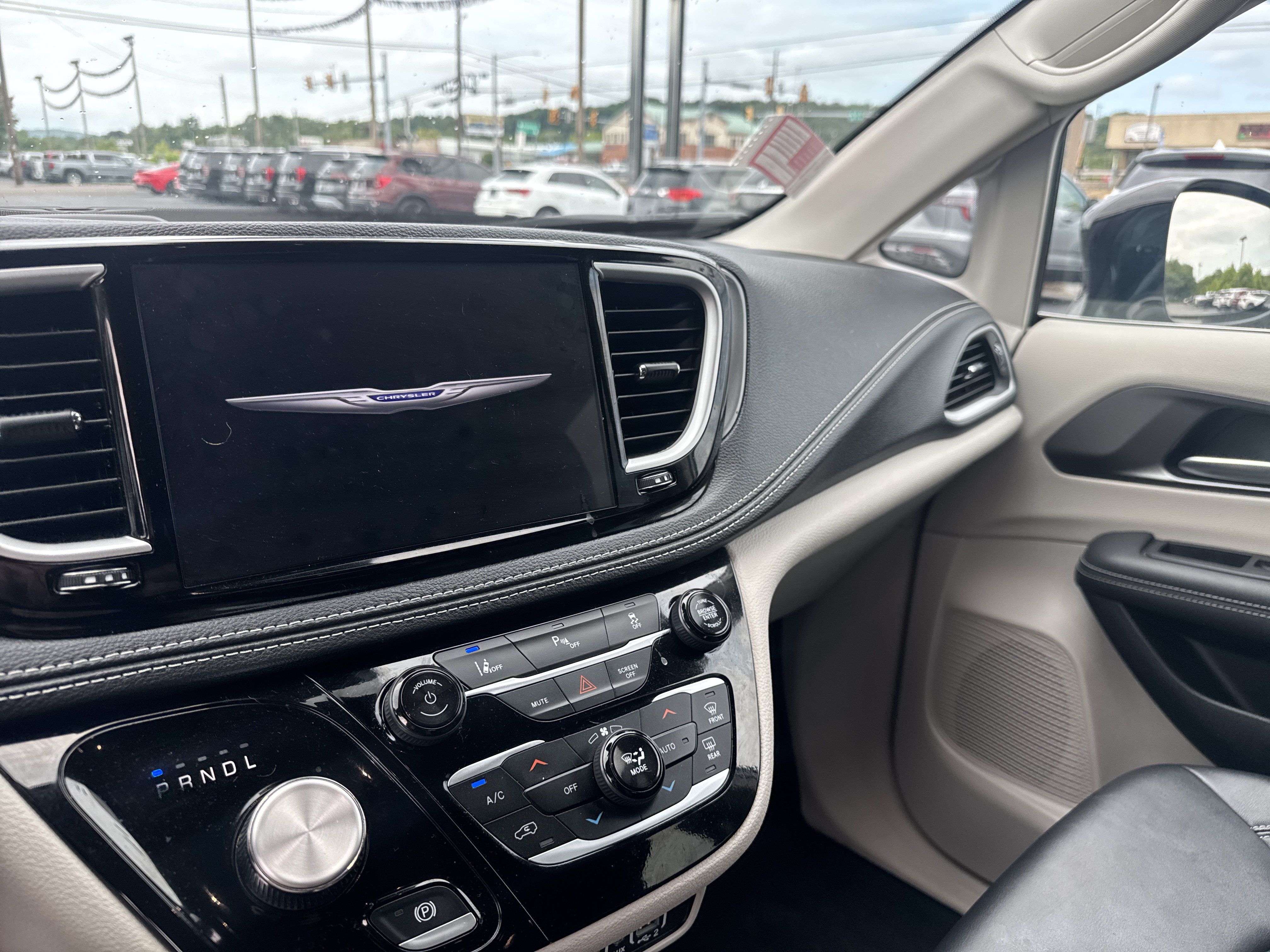 Used 2024 Chrysler Pacifica Limited FWD image 23