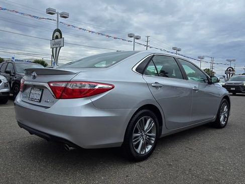 Used 2017 Toyota Camry SE w/ Moonroof Package FWD image 4