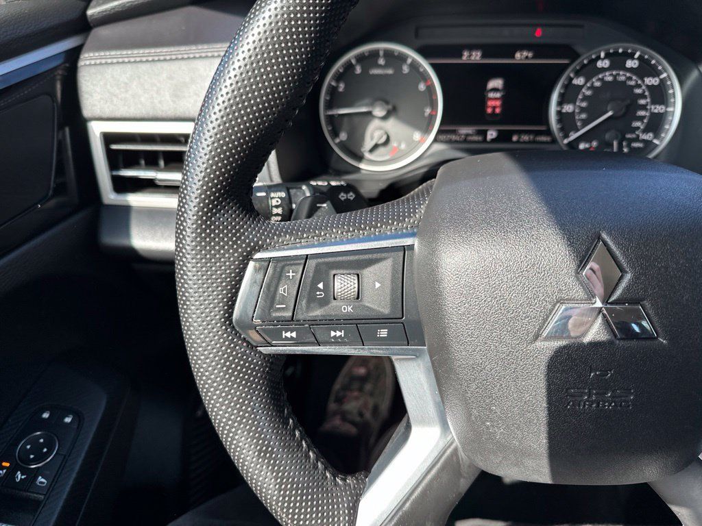 Used 2025 Mitsubishi Outlander SE AWD/4WD image 31