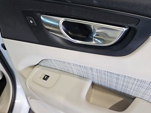 Used 2022 Volvo XC60 B5 Momentum image 16