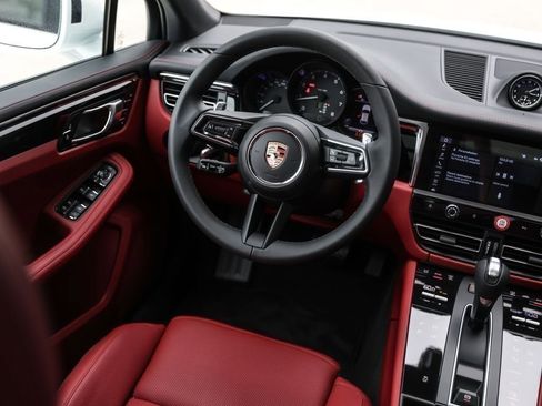 Certified 2025 Porsche Macan AWD/4WD image 33