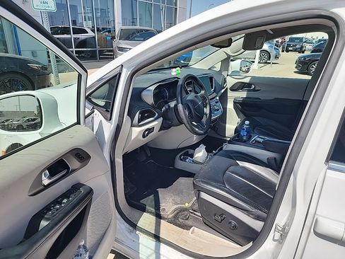 Used 2022 Chrysler Pacifica Touring-L FWD image 17