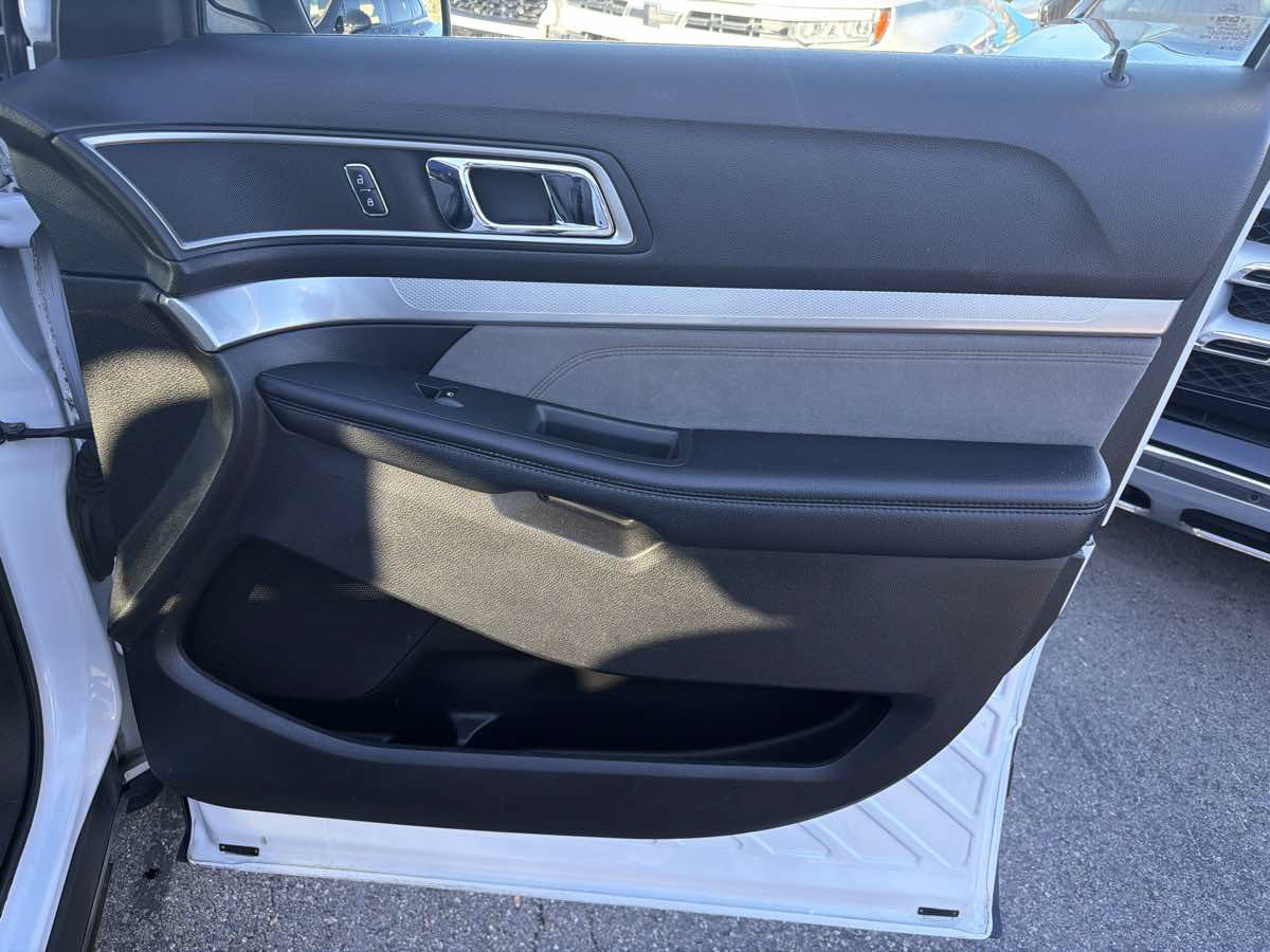 Used 2017 Ford Explorer XLT w/ Equipment Group 202A AWD/4WD image 18