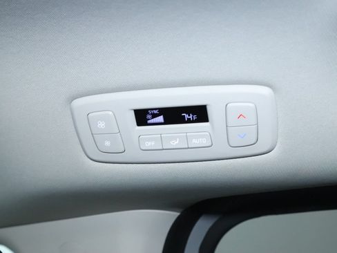 Used 2024 Kia Carnival EX FWD image 16