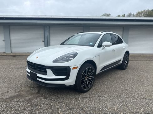 Certified 2026 Porsche Macan AWD/4WD image 1