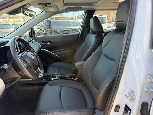 Used 2022 Toyota Corolla Cross XLE w/ Convenience Package FWD image 28