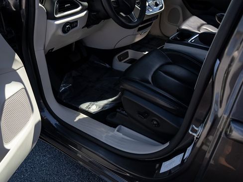 Used 2023 Chrysler Pacifica Touring-L FWD image 17