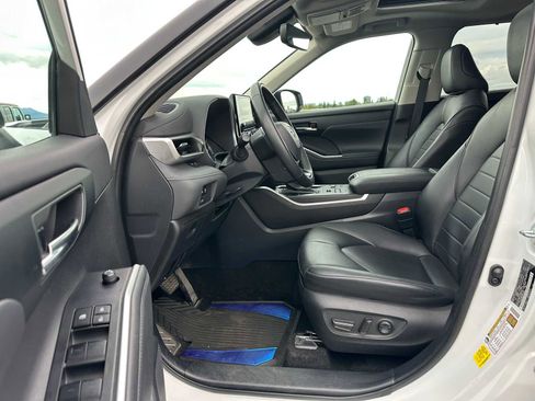 Used 2024 Toyota Highlander LE image 22