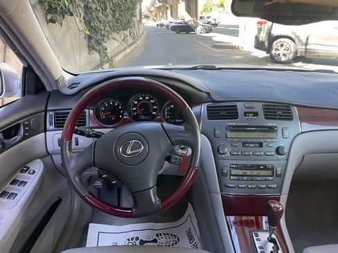 Used 2004 Lexus ES 330 w/ Premium Pkg FWD image 12