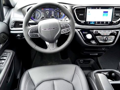 New 2026 Chrysler Pacifica Select image 24