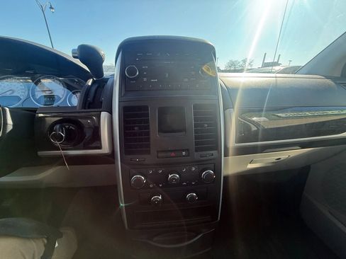 Used 2010 Dodge Grand Caravan SXT image 5