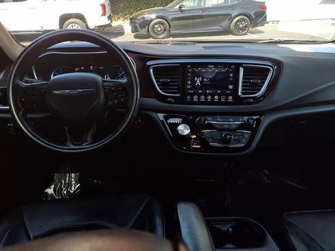 Used 2020 Chrysler Pacifica Limited image 17