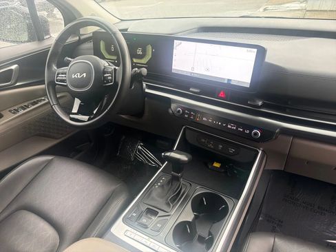 Used 2025 Kia Carnival FWD image 22